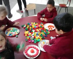 Taller con tapitas en el Jardín San José Obrero